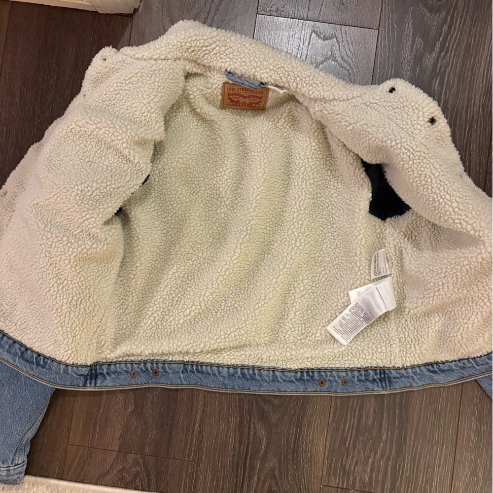 Levi’s Sherpa Lined Jean Jacket - Picture 4 of 4